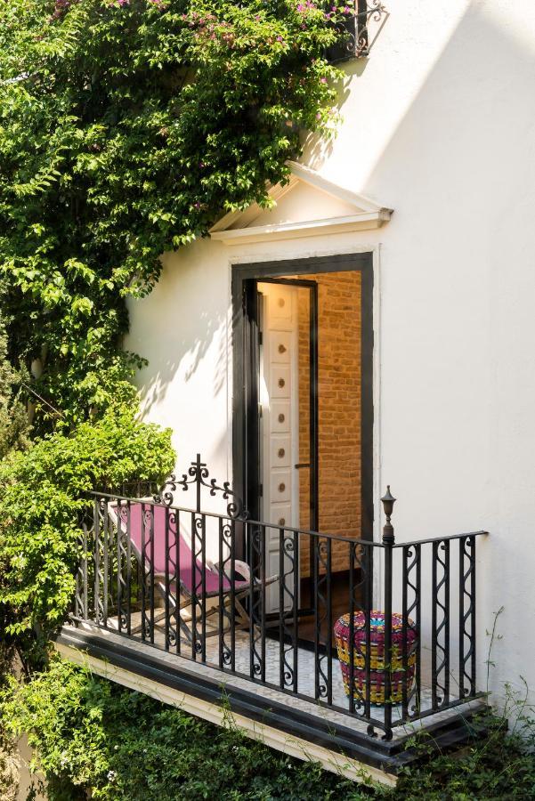 Pajaro Rebelde Bed & Breakfast เซบีญา ภายนอก รูปภาพ